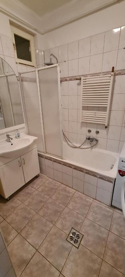 Elegant Apartment In The Hearth Of Budapest Eksteriør billede