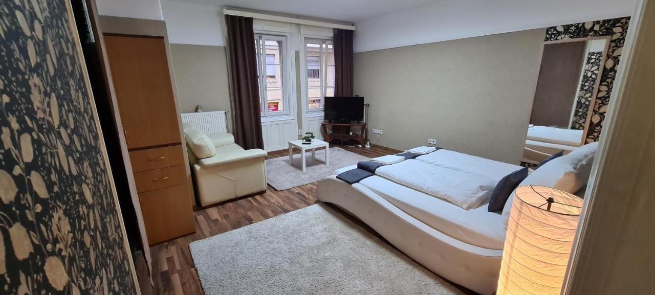 Elegant Apartment In The Hearth Of Budapest Eksteriør billede
